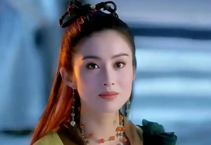 说到她,有的朋友可能会想到她在《赌神》中扮演的珍妮,在《笑傲江湖》