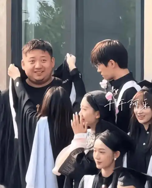 易烊千玺张雪迎同届不同框,延期整整三年毕业典礼是对校园的告别