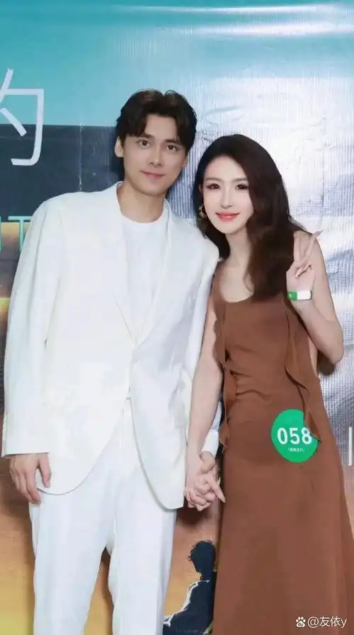 粉丝 李易峰现任媳妇照片李易峰一家三口婚纱照李易峰的老婆现在是谁