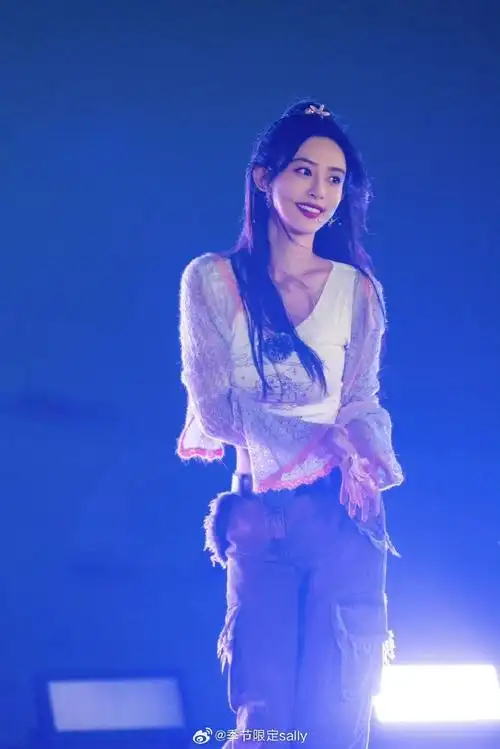 周深还有个激光秀,魏大勋看起来是要唱歌,张艺兴应