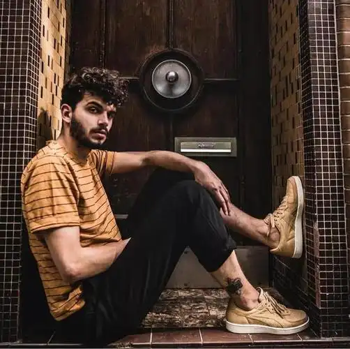 皮肤黑的男士注意了这些衣服颜色不能碰