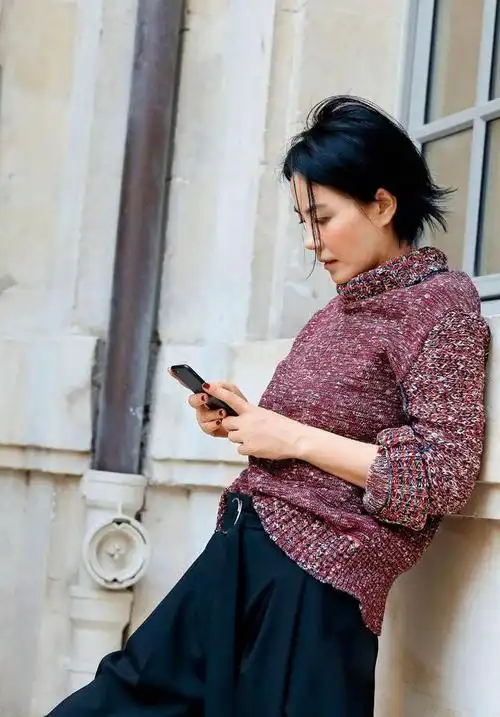 50岁王菲容颜不老出席活动包头工造型太惊艳穿皮长裙气质绝了