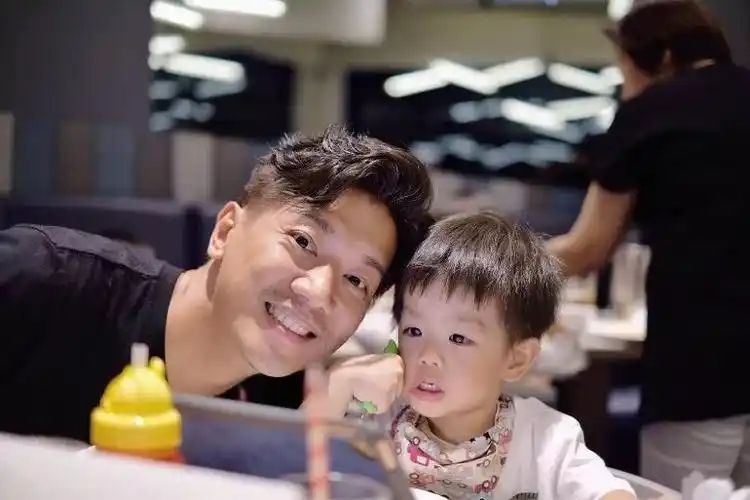 二人不时将仔仔小春鸡的可爱生活照上载到社交网同大家分享.