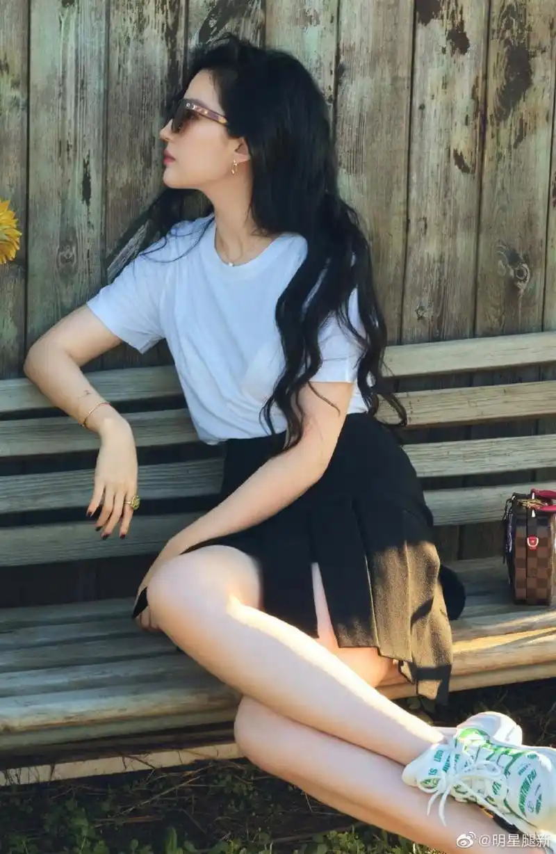 明星刘亦菲美景写真大秀自己迷人的长腿