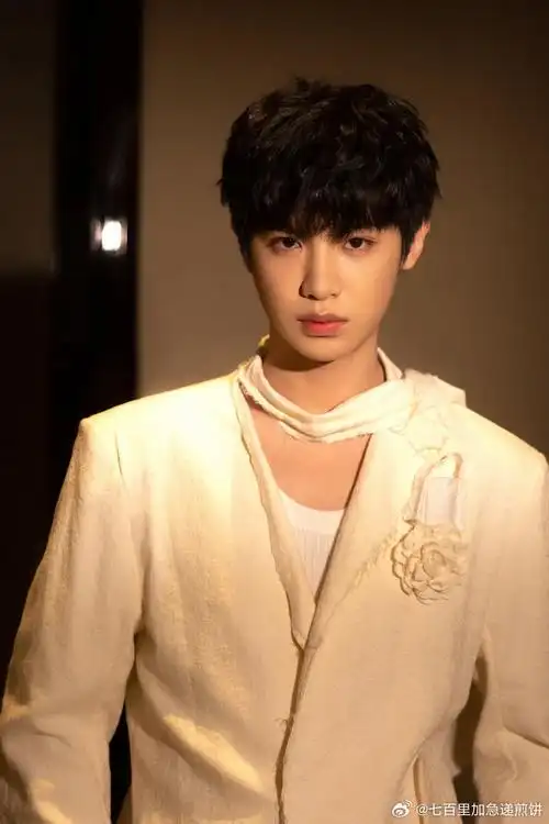 在《密室大逃脱》的第三季中,黄明昊身着古装亮相,将少年侠气展露无遗