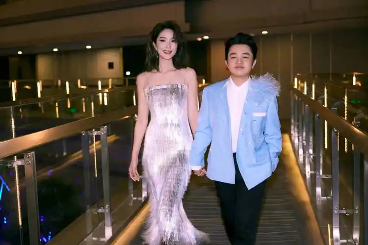 王祖蓝夫妇元宵写真曝光,王祖蓝太幸福,老婆高挑性感身高比他高12公分