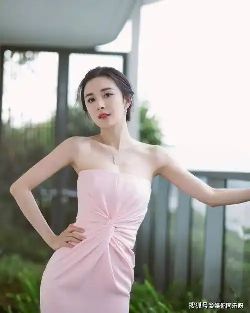 杨幂又现尤物身材,这次大胆挑战"浴巾裙",身材真好