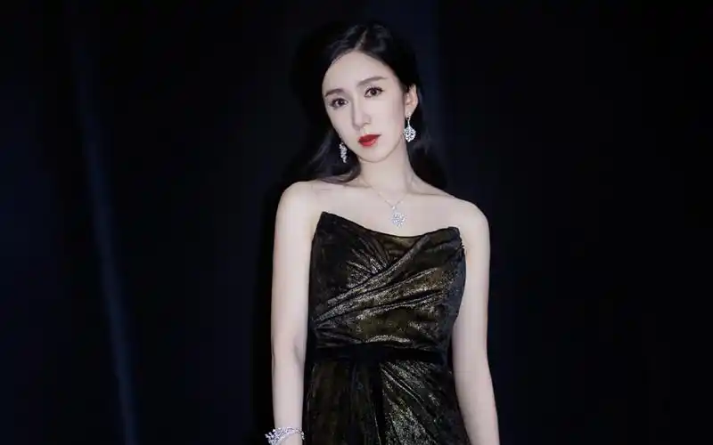 娄艺潇性感典雅写真桌面壁纸