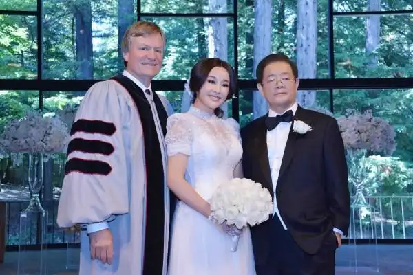 71岁的斯琴高娃与丈夫陈亮声恩爱多年,目前定居在瑞士;而我们的潘虹