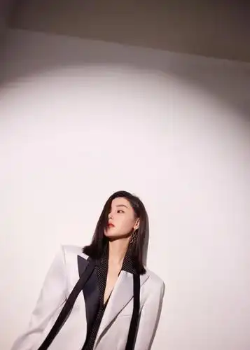 原创张天爱努力拼票房穿大码西装出席发布会硬是凹出大姐大气场