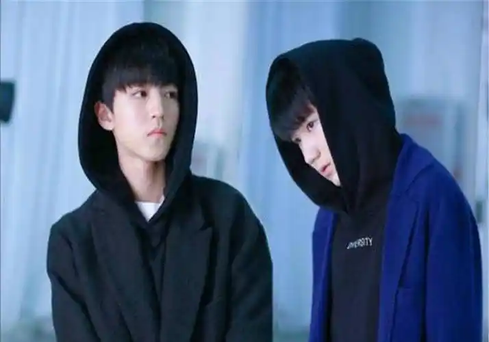 王俊凯王源同台出席活动,一前一后走红毯,粉丝表示激动不已.