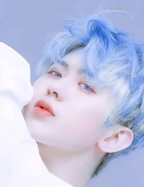 蔡徐坤蓝掺银造型曝光小孩子看他的表情好可爱