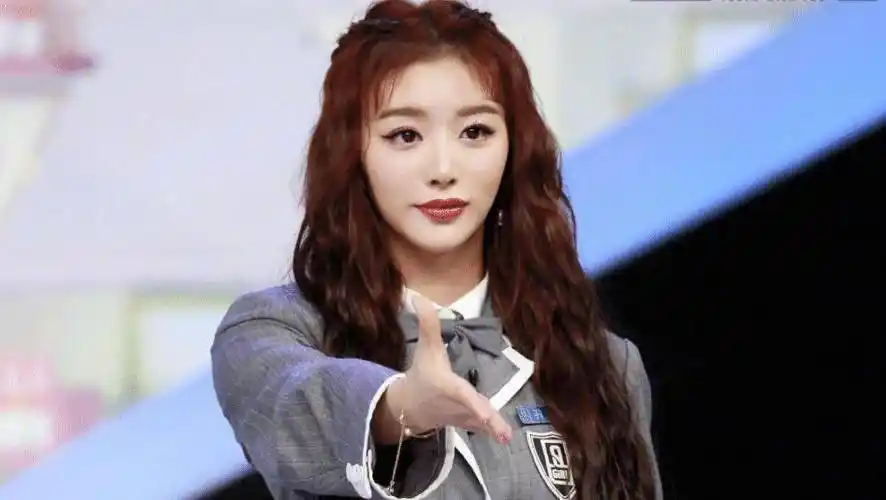 原创青春有你2收官孔雪儿素颜出镜没化妆气质都不一样了