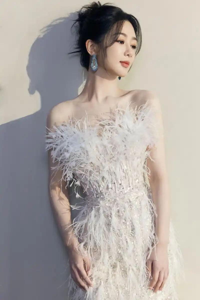 杨紫收腰羽毛裙造型,仙气飘飘,柔美灵动