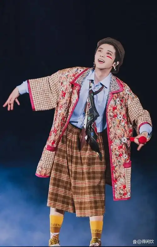 看看华晨宇出道到现在的舞台造型变化,这些年的变化为何这么大?