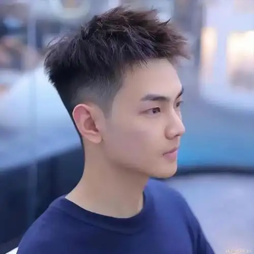 1,增加发量感:头顶头发稀少的男生应选择能够增加发量感的烫发发型,如