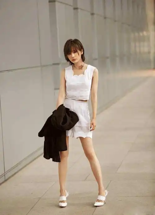 短发王子文新短发造型现身机场这个夏天又有发型可参考了31岁的王佑