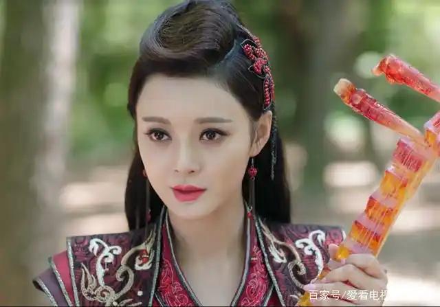 王瑞子饰演赤衣尊者磬儿