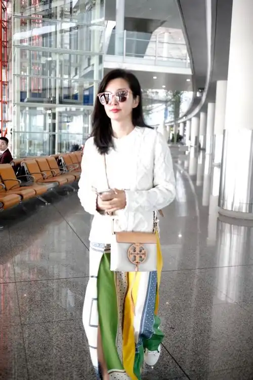 李冰冰黑超遮面现身机场 拖地长裙温婉动人风情万种_新浪看点