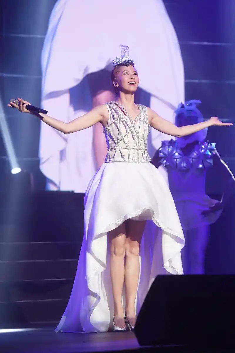 组图:梁咏琪美国举办演唱会 获众亲朋老师到场支持_高清图集_新浪网