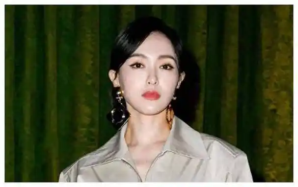 唐嫣40岁时装秀引热议!皮肤白皙细腻,抛开疲态,仍散发魅力.