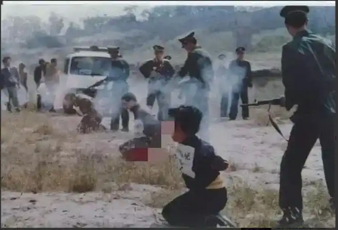 80年代武警士兵对犯人执行枪决的现场