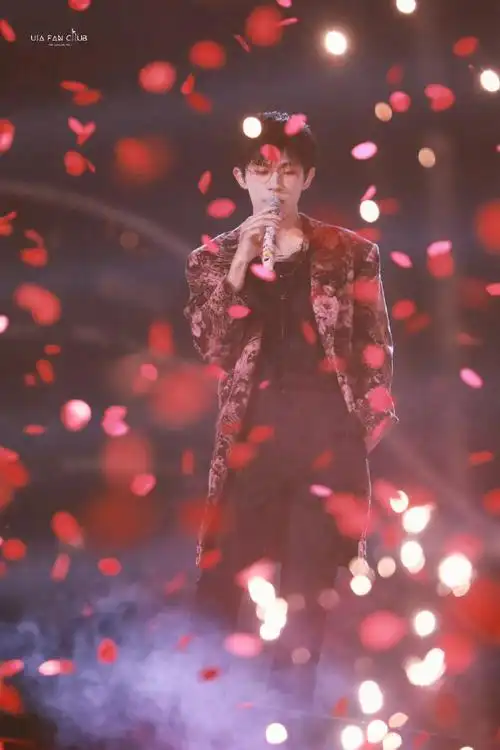 易烊千玺又给粉丝办了一场婚礼##易烊千玺摘下眼镜跳舞