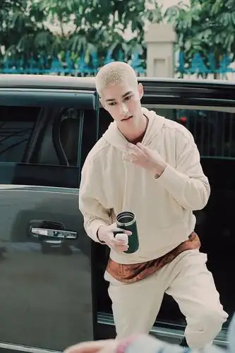 米卡下班新衣服超近距离怼脸拍帅哥帅拉了