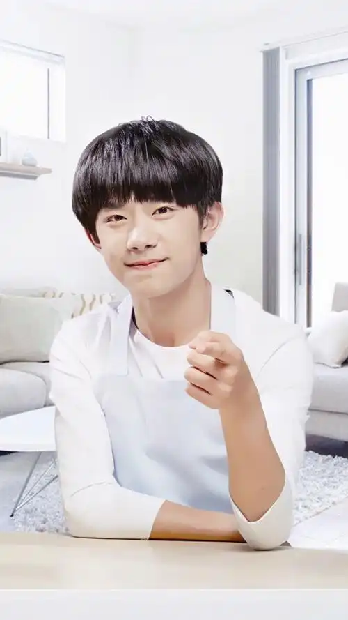 易烊千玺,2000年11月28日出生于湖南省怀化市,中国内地男歌手,演员