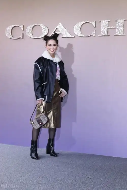 昆凌穿搭时髦现身活动,扎起两个丸子头是可爱女孩没错了