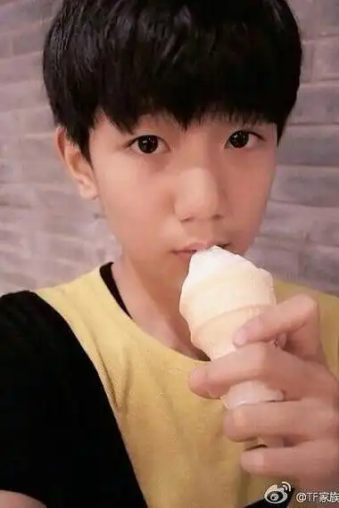 不是的饱饱 你小时候真的确实的确很会自拍@tfboys-王源#王源是懂撞色