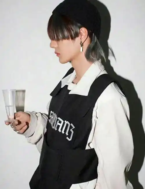 王一博去巴黎时装周了!网友:疑似换了新发色,这也太养眼了吧?