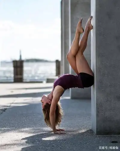 冻龄女神万茜身姿曼妙,状态年轻有活力,丝毫看不出年近40