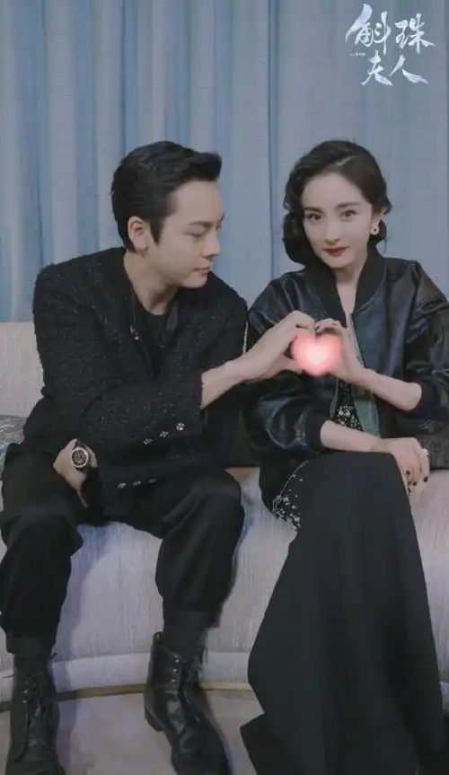 杨幂陈伟霆拍双人大片方诸海市戏外比心直播互动花式撒糖