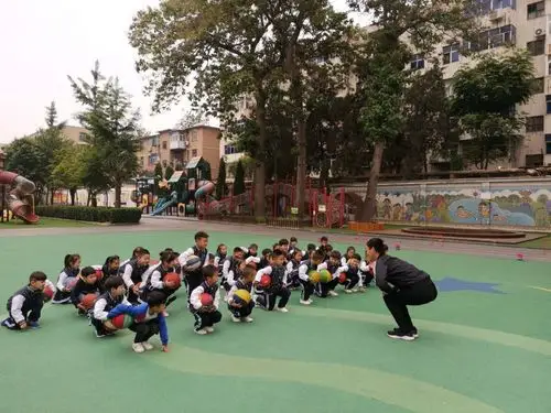 幼儿园大三班家长进课堂主题活动 写美篇担任我们大三班"体育老师"的