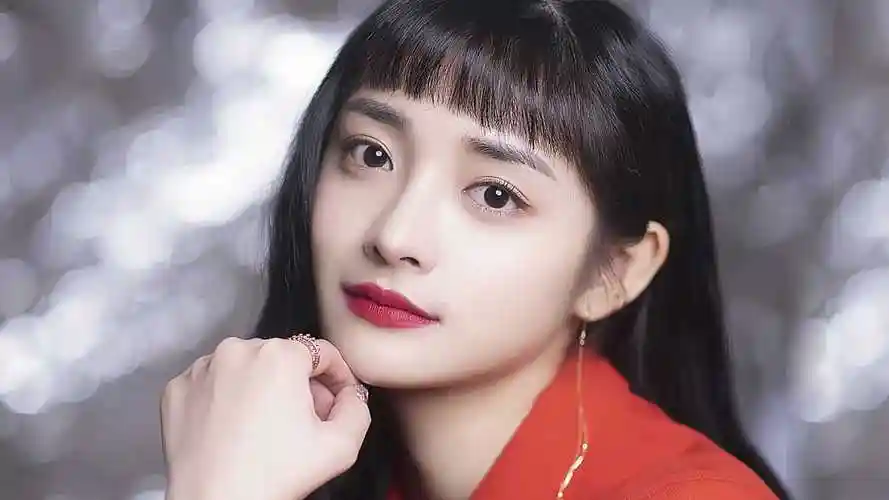 周洁琼齐眉刘海安排起来 俏皮又少女颜值直线up!