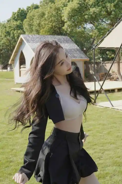 虞书欣户外写真享受微风阳光 内衣外露性感又迷人_阳光_微风_内衣