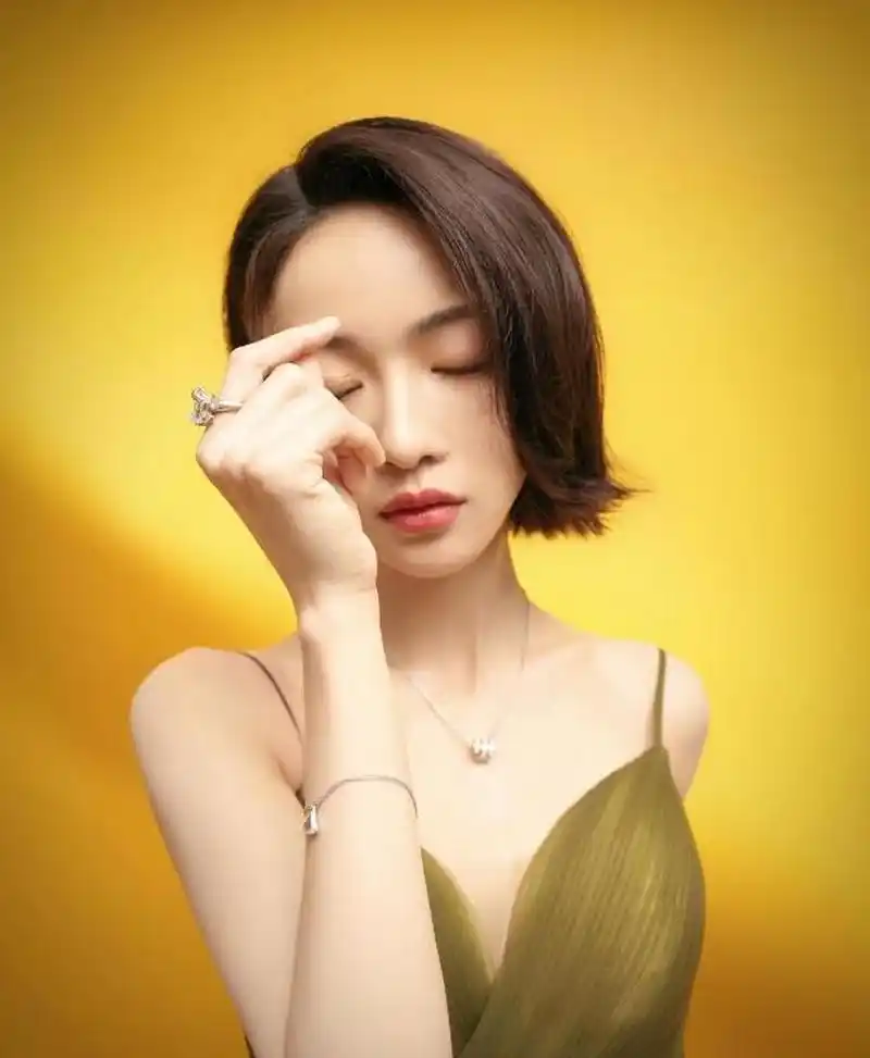 端庄优雅,妩媚动人的#吴谨言# 一袭绿色吊带长纱裙,灵动飘逸,雪肤玉貌