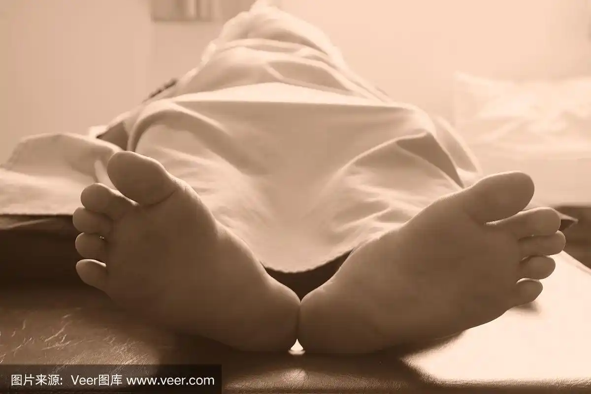 死者身上盖着一张床单