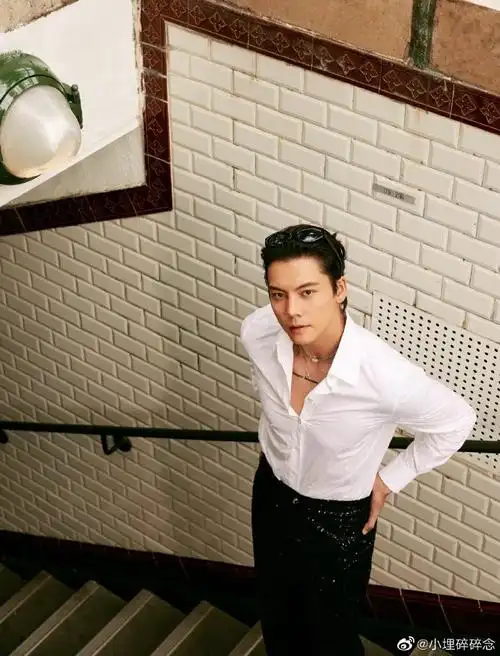 陈伟霆胸肌快把衬衫扣子崩开了##陈伟霆巴黎看秀造型