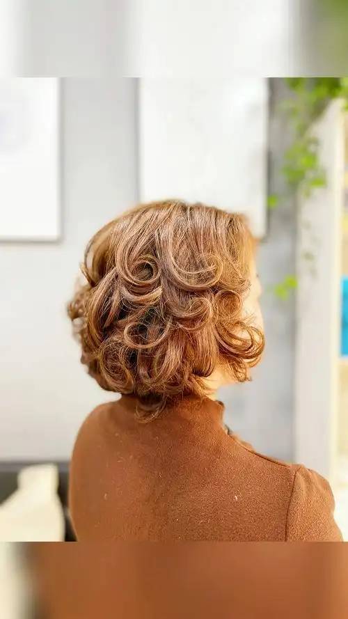 波波头卷发如何烫发型,看这里,适合圆脸发