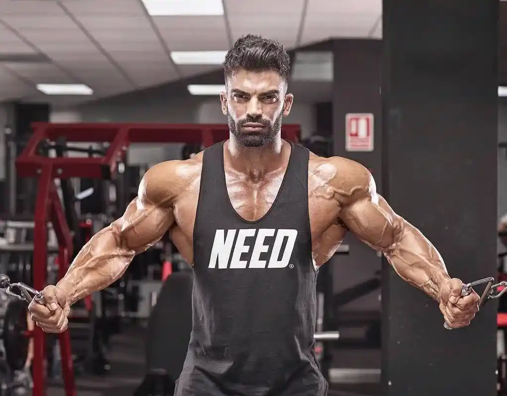 15岁开始健身,因身上肌肉量太大,被称"最不适合穿衣服的男人"