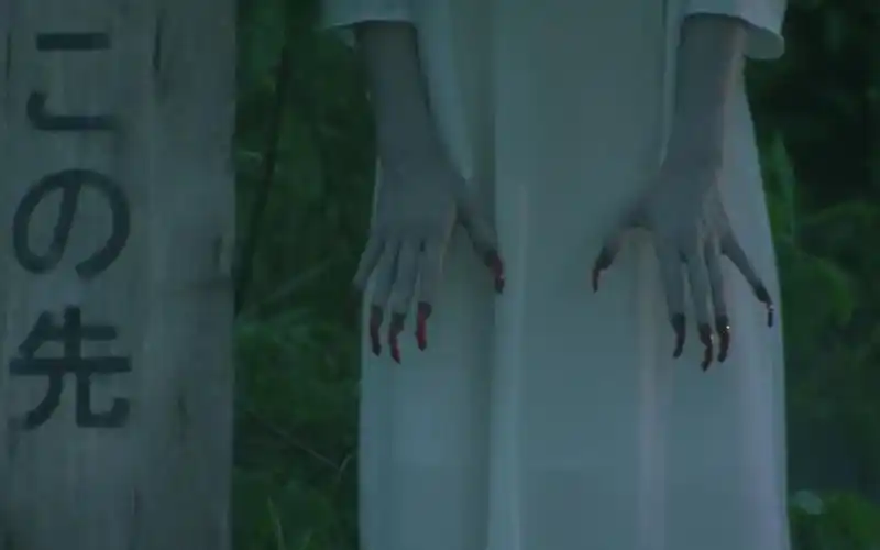 女鬼害怕自己坟墓被车撞坏,每天把指甲涂成红色,拿它当红绿灯用