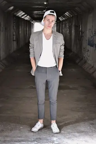 身高165男,体重50到55kg,求推荐衣服,裤子长袖和外套,搭配着来,谢谢!