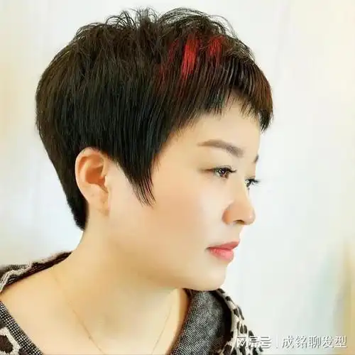 女人到了四五十岁这6种时尚减龄的短发让你远离阿姨发型