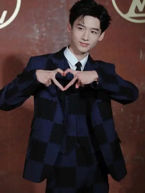 怀柔王子白敬亭的花式比心