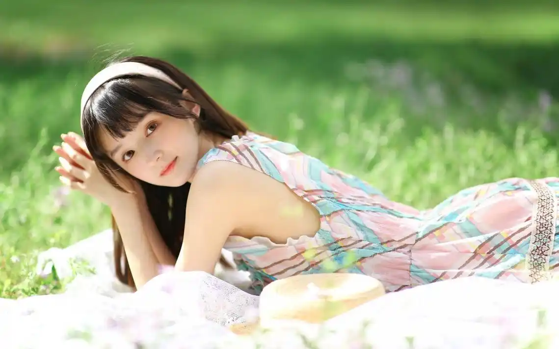 草地上的花裙子甜美女孩图片-美女壁纸-高清美女图片-第6图-娟娟壁纸