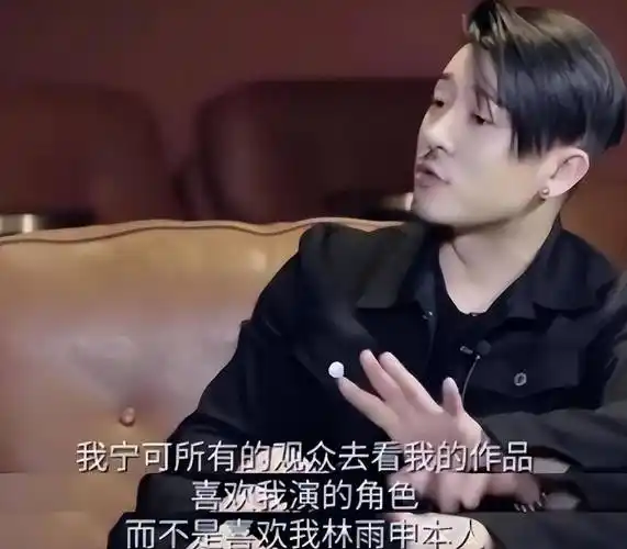 至于与李沁的恋情,那更是无稽之谈,两人曾多次合作,在社交媒体上以