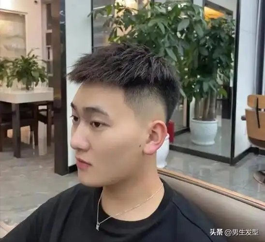 第2款:短盖前刺发型很多男生在发型的时候,都喜欢烫一烫头发.