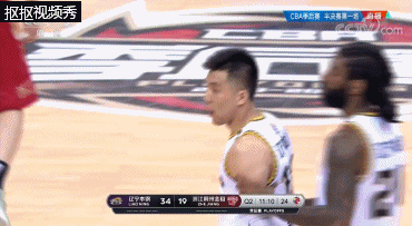 gif郭艾伦碎碎念裁判被警告杨鸣梅奥赶紧劝住